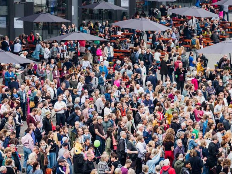 Viele Besucher*innen beim GLS Jubiläumsfestival