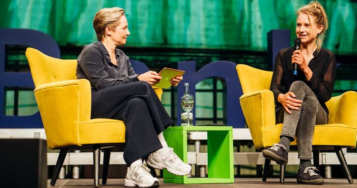 GLS Jubilaeumsfestival: Moderatorin Janine Steeger (links) im Gespräch mit Prof. Dr. Maren Urner