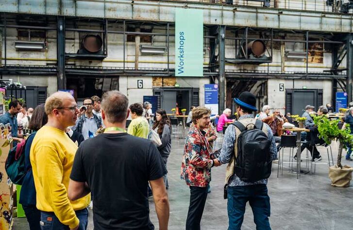 Menschen in einer Halle